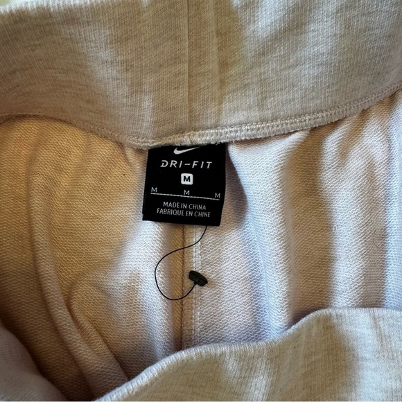 Nike Dy Fit Women’s Pink Athletic Shorts with Elastic Waistband Curved Hem Sz M - Picture 12 of 12